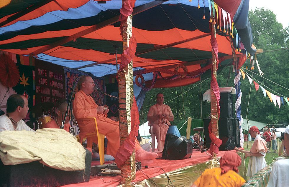 Бхакти Чайтанья Свами перед началом своей лекции. Справа сидит Бхакти Бхринга Говинда Свами