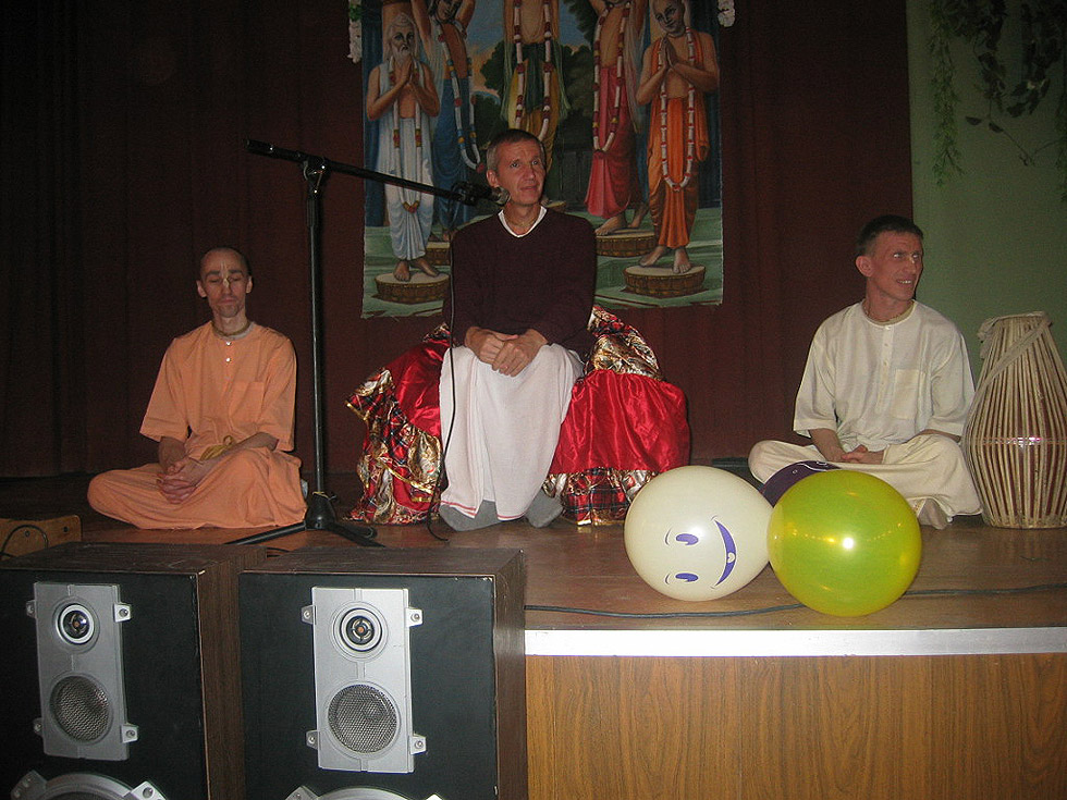 На лекции Дхармараджа прабху (в центре)
Справа сидит Пран Кишор прабху,
слева - Махананда Прабху