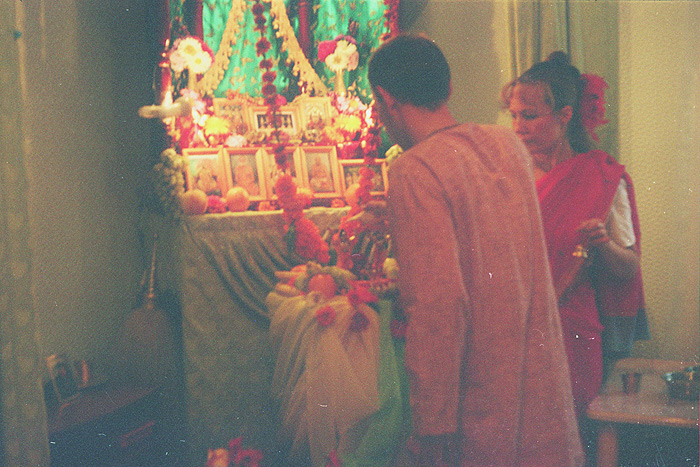 Преданные проводят в Храме
церемонию абхишеки Божеств Шри Шри Гаура-Нитай