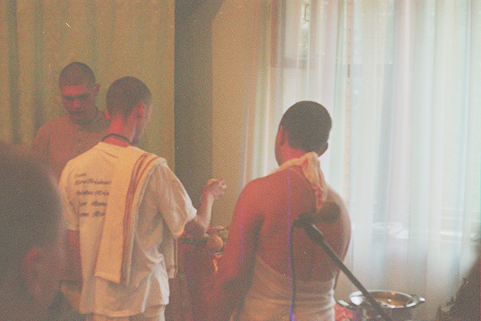 Преданные проводят церемонию абхишеки
Шрилы Прабхупады